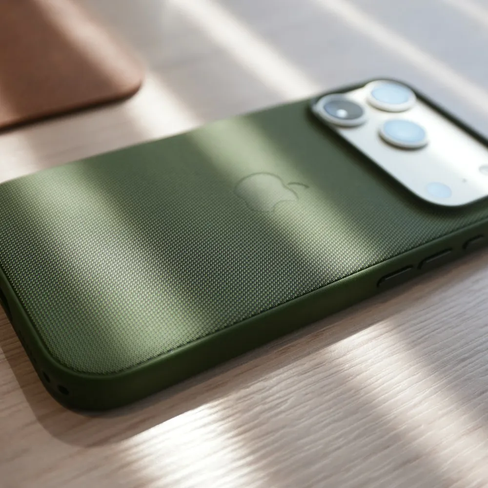 iPhone 15 Pro Kamera Korumalı Kılıf · Haki